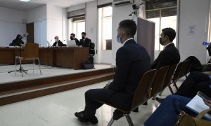 Santi Mina, a la izquierda, junto al también futbolista David Goldar durante el juicio en la Audiencia Provincial de Almería, a 28 de marzo de 2022.