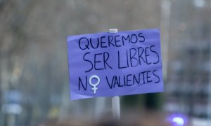 Una pancarta en una manifestación por el 8M, Día Internacional de la Mujer, desde la plaza de Atocha hasta la de Colón, a 8 de marzo de 2022, en Madrid (España).