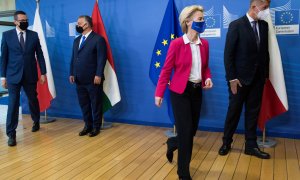 El primer ministro polaco Mateusz Morawiecki, el primer ministro húngaro Viktor Orban, la presidenta de la Comisión Europea Ursula von der Leyen y el primer ministro checo Andrej Babis se van después de tomar una foto grupal antes de la UE