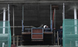 Unos trabajadores, en un edificio en construcción en Valencia. EFE/ Ana Escobar