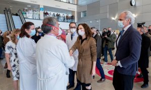 La presidenta de la Comunidad de Madrid, Isabel Díaz Ayuso, y el consejero de Sanidad de la Comunidad de Madrid, Enrique Ruiz Escudero, en el Hospital Universitario de Henares, a 18 de enero de 2022, en Coslada, Madrid.