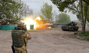 Fuerzas prorrusas disparan con un tanque en las inmediaciones de la acería de Azovstal en Mariúpol, a 5 de mayo de 2022.