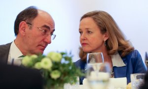 La vicepresidenta de Economía y Transformación Digital, Nadia Calviño habla con el presidente de Iberdrola, José Ignacio Sánchez Galán, durante la segunda y última jornada 'Spain Investors Day' en el Hotel Intercontinental, en Madrid (España), a 15 de ene