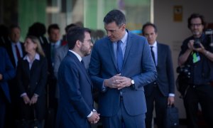 El presidente de la Generalitat, Pere Aragonès (i) y el presidente del Gobierno, Pedro Sánchez (d), mantienen una conversación en la puerta del hotel W Barcelona a su llegada a la jornada de clausura de la XXXVII Reunió Cercle d’Economia, a 6 de mayo de 2