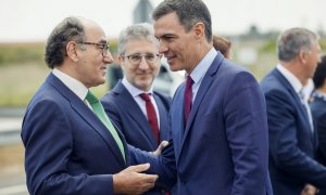 El presidente del Gobierno, Pedro Sánchez, conversa con el presidente de Iberdrola, Ignacio Galán (i) , a su llegada a acto de presentación de la nueva gigafactoría de baterías para coches eléctricos que Volkswagen construirá en Sagunto (Valencia). EFE/ B