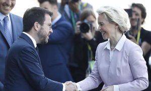 El presidente de la Generalitat de Cataluña, Pere Aragonés (c) saluda a la presidenta de la Comisión Europea (CE), Ursula von der Leyen (d) en presencia del el presidente del Gobierno, Pedro Sánchez (i).