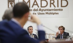 El alcalde de Madrid, José Luis Martínez-Almeida (d), comparece ante la comisión de investigación del Ayuntamiento de Madrid por el supuesto uso de recursos municipales para espiar al entorno familiar de la presidenta madrileña, Isabel Díaz Ayuso, este lu