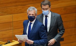 10/5/22 Alberto Núñez Feijóo (derecha) y Alfonso Rueda, este martes en el Parlamento de Galicia