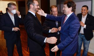 El presidente de la Junta de Castilla y León , Alfonso Fernández Mañueco (2-d), felicita a los recién nombrado senadores por las Cortes, Javier Maroto (2-i), y Vidal Galicia (c), en el pleno celebrado este martes 10 de mayo de 2022.