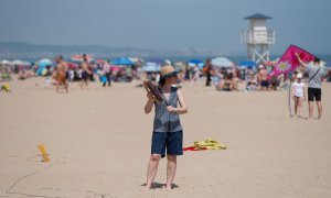 Varias personas participan en un festival de cometas en la playa de Gandia, a 16 de abril de 2022, en Gandía, València.