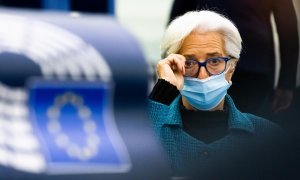 La presidenta del BCE, Christine Lagarde, con mascarilla, en un un Pleno del Parlamento Europeo, en Estrasburgo. E.P./Philipp von Ditfurth/dpa