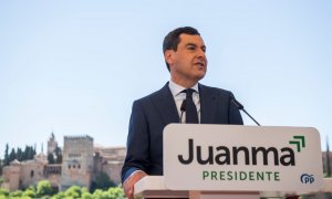 Juanma Moreno, en Granada, con un atril de campaña.