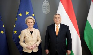 La presidenta de la Comisión Europea, Ursula von der Leyen, con el primer ministro de Huingría, Viktor Orban, posan antes de una reunión en Budapest. REUTERS/Viven Cher Benko/Oficina del Primer Ministro de Hungría