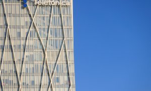 El logo de Telefónica en lo alto de su sede en Barcelona. REUTERS/Nacho Doce