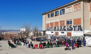 12/05/2022-Imagen de una asamblea realizada en el patio del CSO La Atalaya