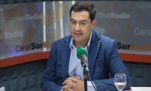 El presidente de la Junta de Andalucía, Juanma Moreno (c), es entrevistado por el periodista Jesús Vigorra. En la sede de Canal Sur Radio, en el Pabellón de Andalucía de la Isla de la Cartuja.