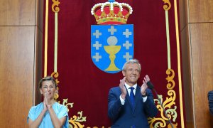 El nuevo presidente de la Xunta de Galicia, Alfonso Rueda, junto a la vicepresidenta Segunda del Gobierno y Ministra de Trabajo y Economía Social, Yolanda Díaz, en su toma posesión como presidente, en el Parlamento de Galicia