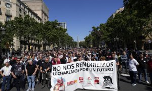 Varios centenares de extrabajadores de Nissan se han manifestado este miércoles por el centro de Barcelona para reclamar a Gobierno y Generalitat que aceleren el proceso de reindustrialización, alarmados por la lentitud con la que avanza y la falta de con