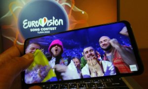 Un hombre ucraniano mira una transmisión en su teléfono móvil mientras la Orquesta Kalush de Ucrania celebra ganar el 66º Concurso Anual de la Canción de Eurovisión (ESC), en Odesa.