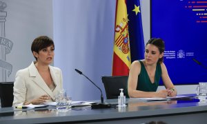 La portavoz del Gobierno y ministra de Política Territorial, Isabel Rodríguez García (i) y la ministra de Igualdad, Irene Montero (d) durante la rueda de prensa tras el Consejo de Ministros celebrado en La Moncloa este martes