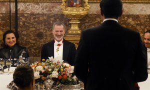 El rey Felipe escucha el discurso del emir de Catar, Tamim bin Hamad Al Thani, durante a la cena de gala celebrada este martes en el Palacio Real, en Madrid.