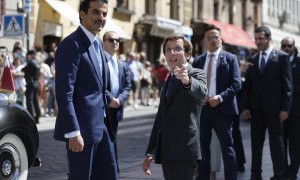 El alcalde de Madrid, José Luis Martínez-Almeida (d),recibe al emir de Catar,  jeque Tamim bin Hamad Al Thani (i), a su llegada al Ayuntamiento para  hacerle entrega de la Llave de Oro de la ciudad. EFE/Emilio Naranjo