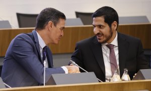 El presidente del Gobierno, Pedro Sánchez (i), saluda al presidente de la Qatari Businessmen Association, H.E. Sheikh Faisal Bin Qassim Al-Thani (d), durante el acto inaugural del foro empresarial España-Qatar,