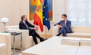 El líder del PP, Alberto Núñez Feijóo, y el presidente del Gobierno, Pero Sánchez, durante su última reunión en La Moncloa, a 7 de abril de 2022.