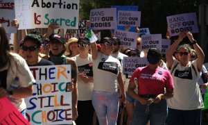 14/05/2022-Personas marchan durante una manifestación en defensa del aborto libre el 14 de mayo en la ciudad de El Paso, Texas (Estados Unidos)