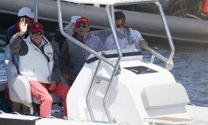 El rey emérito Juan Carlos I embarca en el "Bribón" para competir en el trofeo InterRías de la clase 6m, este viernes en el Real Club Náutico de Sanxenxo (RCNS).