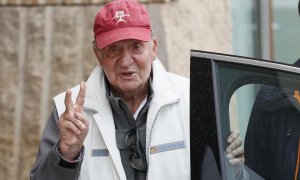 El rey Juan Carlos se dirige hacia el Club Naútico de Sanxenxo en su último día de regatas este domingo en Sanxenxo. EFE