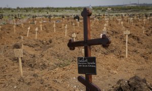 23/05/2022 - Vista de un cementerio improvisado para los caídos durante la invasión rusa en la localidad de Staryi Krym, en las afueras de Mariupol, Ukraine este domingo.