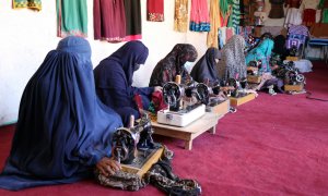 24/05/2022 Mujeres afganas trabajan en una sastrería en Kandahar, Afganistán. Razia, una mujer afgana, dirige un centro de sastrería en el que trabajan unas 50 mujeres que ganan unos 33 euros cosiendo ropa para ayudar a mantener a sus familias