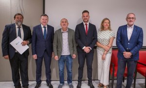 E-D: Francisco Caamaño (Osur); Àngel Simón (Agbar); José María Álvarez (UGT); Felipe Campos (Aigües de Barcelona); Natàlia Peiró (Càritas) i Antoni Bruel (Creu Roja)