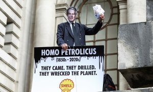 Un activista climático con una máscara que representa al CEO de Shell , Ben van Beurden, asiste a una protesta frente a la sede de la compañía en Londres.