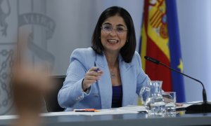 La ministra de Sanidad, Carolina Darias, ofrece una rueda de prensa al término de la reunión del Consejo Interterritorial del Sistema Nacional de Salud mientras en la pantalla se muestra una imagen de la viruela del mono, este miércoles en Madrid.