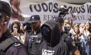 Francisco Javier García, conocido como 'El Cuco’, sale de los juzgados protegido por la Policía Nacional tras la primera sesión del juicio contra el joven Francisco Javier García, conocido como 'El Cuco', y contra su madre por presunto delito de falso tes