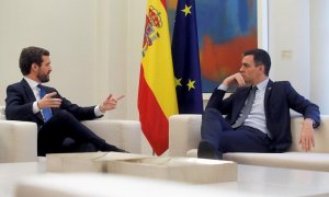 El presidente del Gobierno, Pedro Sánchez, con el ex líder del Partido Popular (PP), Pablo Casado, en el Palacio de la Moncloa en febrero de 2020