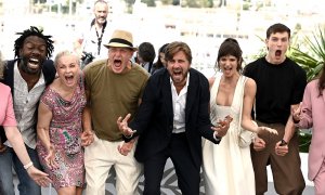 La actriz danesa Vicki Berlin, el actor estadounidense Woody Harrelson, el director de cine sueco Ruben Ostlund, la actriz sudafricana Charlbi Dean y el actor inglés Harris Dickinson asisten a una fotollamada para la película 'Triangle of Sadness' durante