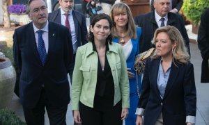 La presidenta madrileña, Isabel Díaz Ayuso, franqueada por la presidenta del PP de Asturias, Teresa Mallada, y el presidente del PP de Gijón, Pablo González Menéndez, el pasado 29 de abril.