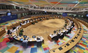 Vista de la sala de la reunión del Consejo Europeo, en Bruselas, durante la intervención por videoconferencia del presidente de Ucrania Volodymyr Zelenskiy, en Bruselas. REUTERS/Kenzo Tribouillard/Pool