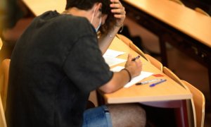 6/07/2021-Un estudiante durante la convocatoria extraordinaria de la Evaluación del Bachillerato para el Acceso a la Universidad (EBAU), a 6 de julio de 2021, en Madrid