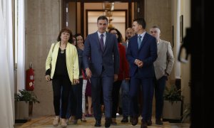 El presidente del Gobierno, Pedro Sánchez (c), junto con la número dos del partido, Cristina Narbona (3i) y su portavoz en el Congreso, Héctor Gómez (3d) antes de su encuentro este miércoles con diputados y senadores del PSOE