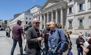 25/05/2022 Los secretarios generales de CCOO y UGT, Unai Sordo y Pepe Álvarez, CCOO y UGT, protestan junto a la Federación Estatal de Asociaciones de Víctimas del Amianto, han protestado frente al Congreso de los Diputados