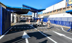 31/05/2022 Varias personas cruzan de Marruecos a España el día en que se han abierto las fronteras para trabajadores transfronterizos, en Ceuta