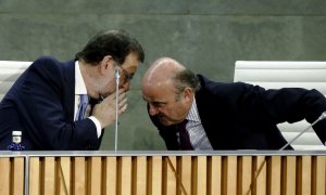 Fotografía de septiembre de 2016, del entonces presidente del Gobierno en funciones, Mariano Rajoy, con el ministro de Economía en funciones, Luis de Guindos (actualmente vicepresidente del BCE), en un acto en Madrid. EFE