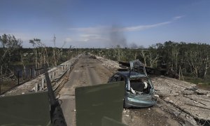 Militares ucranianos conducen un APC en una carretera dañada cerca de la línea del frente en la ciudad de Severodonetsk, región de Lugansk, Ucrania, el 2 de junio de 2022, donde se produjeron intensos combates en los últimos días.