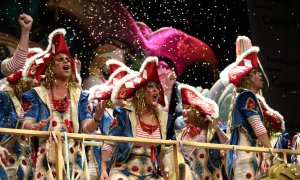 La comparsa "Después de Cádiz, ni hablar" en el escenario anoche durante la final del Concurso de Agrupaciones Carnavalescas en el Gran Teatro Falla de Cádiz, en el primer concurso tras eliminarse las restricciones por la pandemia de coronavirus.