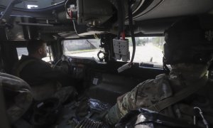 Militares ucranianos patrullan el territorio en un APC cerca de la línea del frente en la ciudad de Severodonetsk, región de Luhansk, Ucrania, 02 de junio de 2022