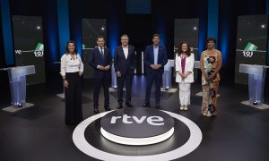 Macarena Olona (Vox), Juanma Moreno (PP), Juan Espadas (PSOE), Juan Marín (Cs), Inma Nieto (Por Andalucía) y Teresa Rodríguez (Adelante Andalucía), antes del comienzo  del debate en RTVE entre los candidatos a la Presidencia de la Junta de Andalucía. E.P.